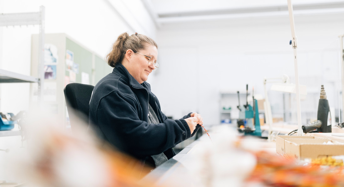 Frau bei Kabelfertigung, EFB-Elektronik Frau bei Kabelfertigung, EFB-Elektronik